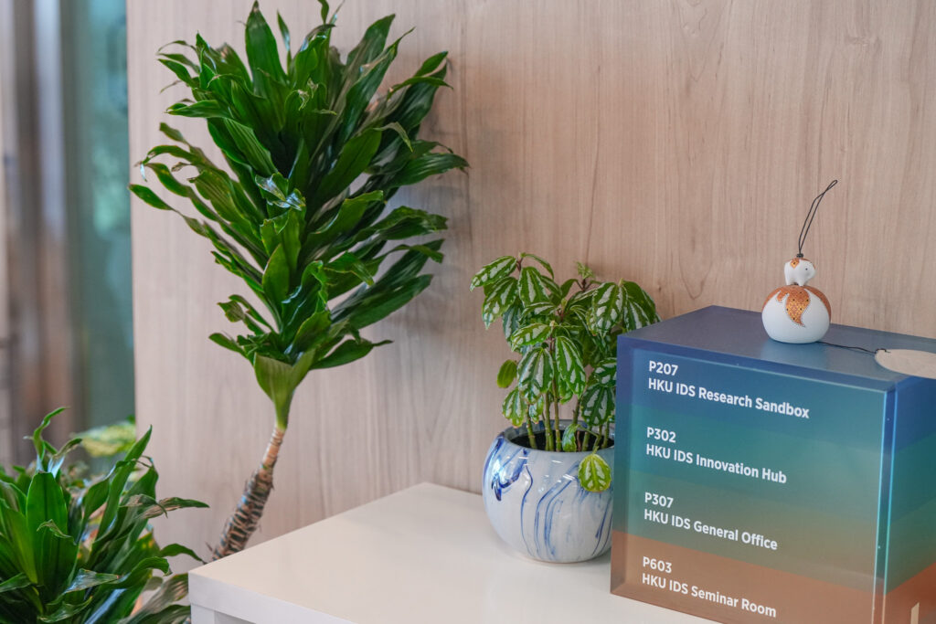 A dragon tree (龍血樹) creates a welcoming setting for work and conversation.